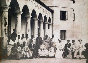 Rey Prempeh y corte con el Dr. de Groot y la Sra. de Groot en el castillo de la Costa de Oro de Unknown photographer
