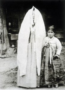 Mujer coreana y niña de Unknown photographer
