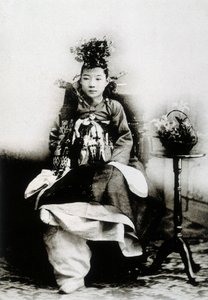 Mujer coreana con vestido tradicional de boda de Unknown photographer