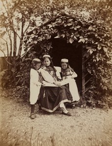 "La Foret Noire - etudes , impressions  voyages sur les bords du Rhin ": Retrato de una mujer con dos niños en traje tradicional de la Selva Negra de Unknown photographer