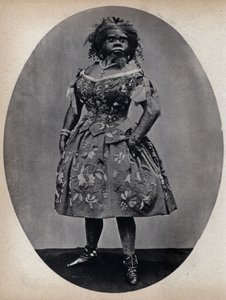 Los Monstruos, la mujer perro. Fotografía, finales del siglo XIX, París. Colección Selva