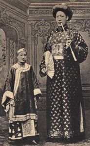 Los monstruos, el gigante de China. Fotografía, finales del siglo XIX, París. Colección privada.