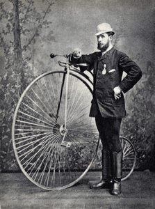 Hombre posando con el gran bi (grand bi), el ancestro del velocípedo. Fotografía, finales del siglo XIX, París. Coll. Selva. de Unknown photographer