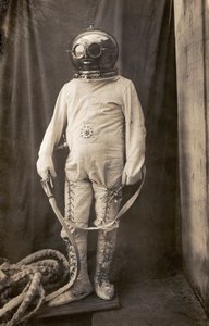 Hombre con escafandra para protegerse del fuego