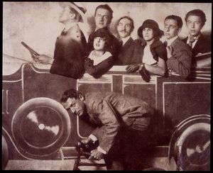 Max Morise, Simone Breton, Paul Eluard, Joseph Delteil, Gala Desnos, André Breton y Max Ernst (en bicicleta), en la Feria de Montmartre. de Unknown photographer