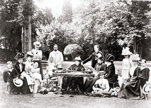 Miembros de la Familia Real Británica, incluyendo al Rey Jorge V, el Rey Eduardo VIII alrededor de la Reina Victoria en una fiesta en el jardín. Fotografía entre 1895 y 1901