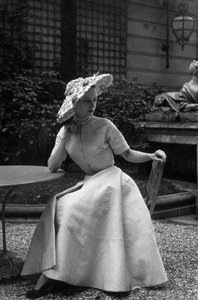 Moda Dior en 1948: Vestido "New Look" de Christian Dior (foto) de Unknown photographer