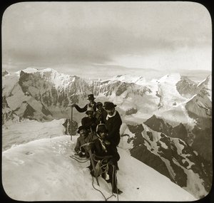 Alpinismo a finales del siglo XIX o principios del XX: grupo de alpinistas en la cumbre del Wetterhorn (literalmente "Cuerno del Tiempo", 3.692 m), cumbre del macizo del Wetterhorner, Alpes berneses, Cantón de Berna, Suiza - escalada, cordee - fotog. de Unknown photographer