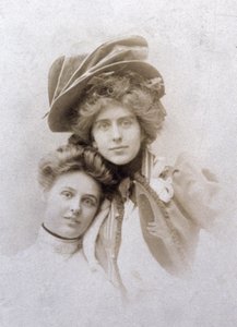 Natalie Clifford Barney y Renee Vivien, Francia, c.1900 (foto b/n) de Unknown photographer
