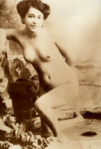 Retrato desnudo de una joven saliendo de una bañera. de Unknown photographer