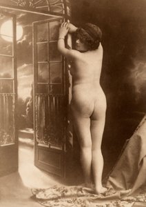 Retrato desnudo de una mujer joven vista de espaldas. de Unknown photographer