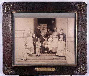 Pastor entre niños ingleses tratados preventivamente contra la rabia. Museo Pasteur de Unknown photographer