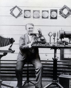 Foto de Thomas-Alwa Edison frente a su fonógrafo de Unknown photographer