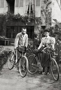 Pierre y Marie Curie en su jardín de Unknown photographer