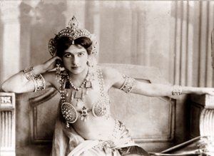 Retrato de Margaretha Geertruida Zelle, conocida como Mata Hari, bailarina y espía holandesa, siglo XX (foto)