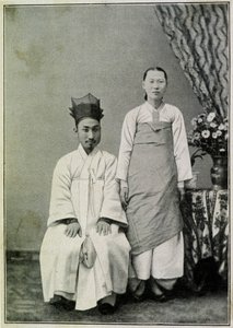 Retrato de un funcionario coreano y su esposa a finales del siglo XIX de Unknown photographer
