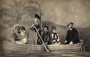 Retrato de una familia con un fotógrafo, escenificado en un bote. Fotografía, finales del siglo XIX, París. Coll. Selva