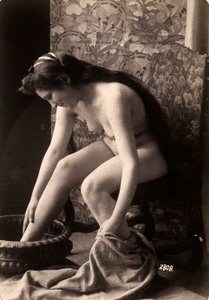 Retrato de una mujer desnuda lavándose los pies de Unknown photographer