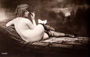 Retrato de una joven que posa desnuda, de espaldas, mientras fuma un cigarrillo de Unknown photographer