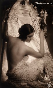 Retrato de una joven envuelta en un paño de encaje blanco de Unknown photographer