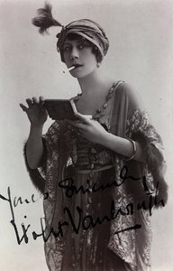Retrato de la actriz inglesa Violet Vanbrugh, tarjeta postal de Unknown photographer