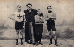 Retrato del equipo ciclista Gladiator. Fotografía, finales del siglo XIX, París. Colección Selva de Unknown photographer