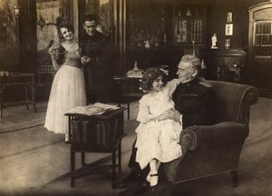 Retrato de la actriz Cecyl Tryan en el plató de la película de 1918 "Spirale della morte" de Unknown photographer