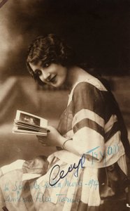 Retrato de la actriz Cecyl Tryan en el plató de la película de 1918 "Spirale della morte" de Unknown photographer