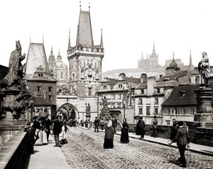 Praga. Puente de Carlos y la torre de la ciudad vieja. circa 1890 de Unknown photographer
