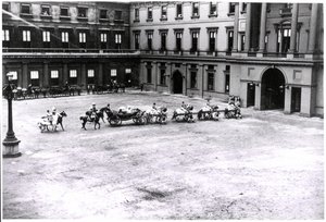 La Reina Victoria saliendo del Palacio de Buckingham, Jubileo de Diamante, 22 de junio de 1897 (foto en b/n) de Unknown photographer