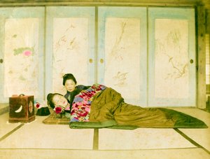 Recostadas en un futón. Dos mujeres japonesas reclinadas sobre un futón tradicional colocado en el suelo. Japón, hacia 1910. Japón, Asia Oriental, Asia. ©Cultural Heritage Images/UIG/Leemage de Unknown photographer