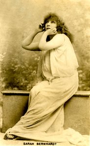 Sarah Bernhardt en el papel principal de "Izey", en el Abbey Theatre, Irlanda, en 1896 (Postal) de Unknown photographer