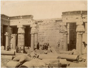 Segundo patio del Templo Mortuorio de Ramsés III, lado norte, Medinet Habu, Egipto, ca 1890 de Unknown photographer