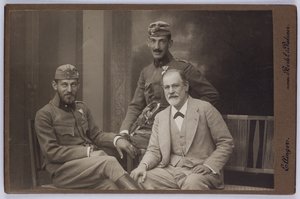 Sigmund Freud con sus hijos Ernst y Martin vestidos con uniforme militar, hacia 1916 (fotografía en blanco y negro). de Unknown photographer