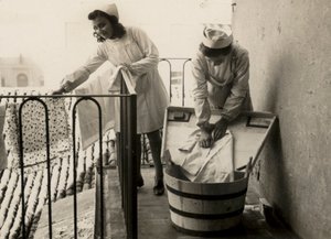 Algunas mujeres ocupadas en la práctica del lavado en la escuela femenina de formación profesional "Regina Elena" di Imola, hoy escuela media "Innocenzo da Imola" de Unknown photographer