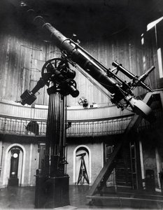 El telescopio Schmidt por Giovanni Virginio Schiaparelli (1835-1910) astrofísico en Brera (Milán). Observó configuraciones rectilíneas en el planeta Marte, llamándolas los canales marcianos (canali).