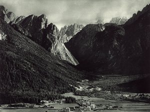 La ciudad de Dobbiaco en los Dolomitas de Unknown photographer