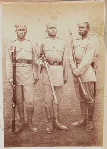Tres soldados del Regimiento de Fusileros Gurkha 4º de Unknown photographer