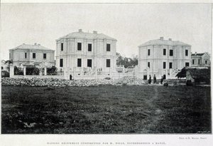 Casas adosadas construidas en Hanoi por el empresario Yolle, “Le Tonkin en 1900” por Robert Dubois de Unknown photographer