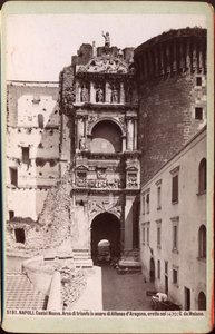 Arco triunfal del Castel Nuovo, Nápoles, hacia 1880 (fotografía) de Unknown photographer