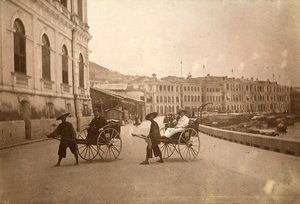 Dos hombres transportados en rickshaw en Hong Kong. de Unknown photographer