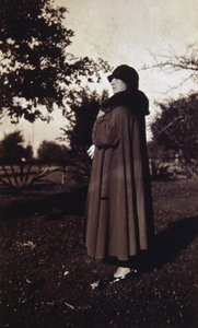 Fotografía de época de una mujer francesa con sombrero y abrigo, c.1920 (foto b/n)