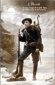 Postal de la Primera Guerra Mundial, cazador alpino. "Creed lo que dice el pequeño alpino, el militarismo verá el fin". (foto) de Unknown photographer