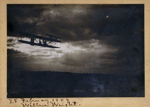 Wilbur Wright en vuelo, con la firma autógrafa "Wilbur Wright" y la fecha "25 de febrero de 1909", c.1909 (impresión en gelatina de plata, sobre soporte, tinta) de Unknown photographer