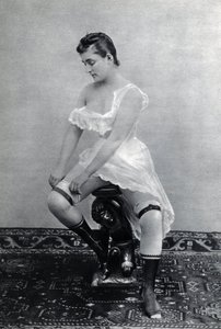 Mujer en lencería alrededor de 1885 Fotografía anónima de Unknown photographer