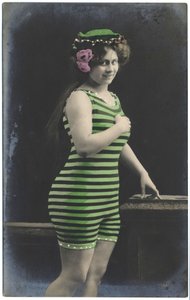 Mujer en traje de baño, c. 1910 (tarjeta postal) de Unknown photographer
