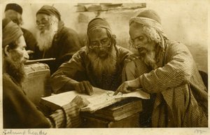 Judíos yemeníes estudiando textos sagrados, Jerusalén, hacia 1900 (fotografía en blanco y negro) de Unknown photographer