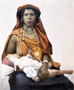 Joven mujer bereber amamantando a un bebé. Fotografía del siglo XIX de Unknown photographer