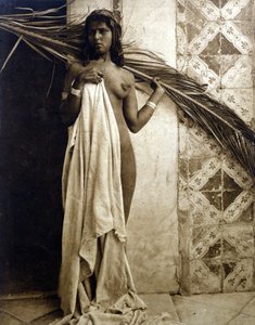 Joven mujer bereber posando desnuda. Fotografía alrededor de 1890