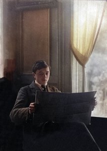 Joven lee el periódico de la mañana, Francia de Unknown photographer